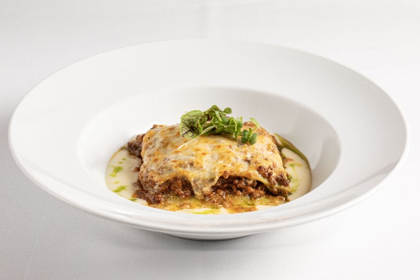 Lasanha à Bolonhesa do Zucco é preparada com massa fresca feita diariamente na casa, intercalada com ragu de carne bovina cozido lentamente, mussarela cremosa e finalização gratinada com parmesão • Tati Frizon