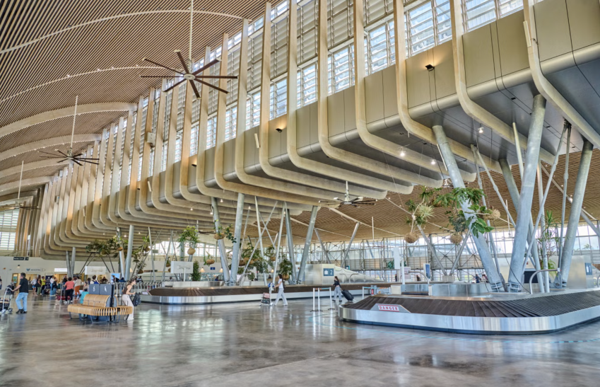 Área de bagagens da nova área do aeroporto Roland Garros, na ilha de Reunião • Divulgação/Studio Lumière