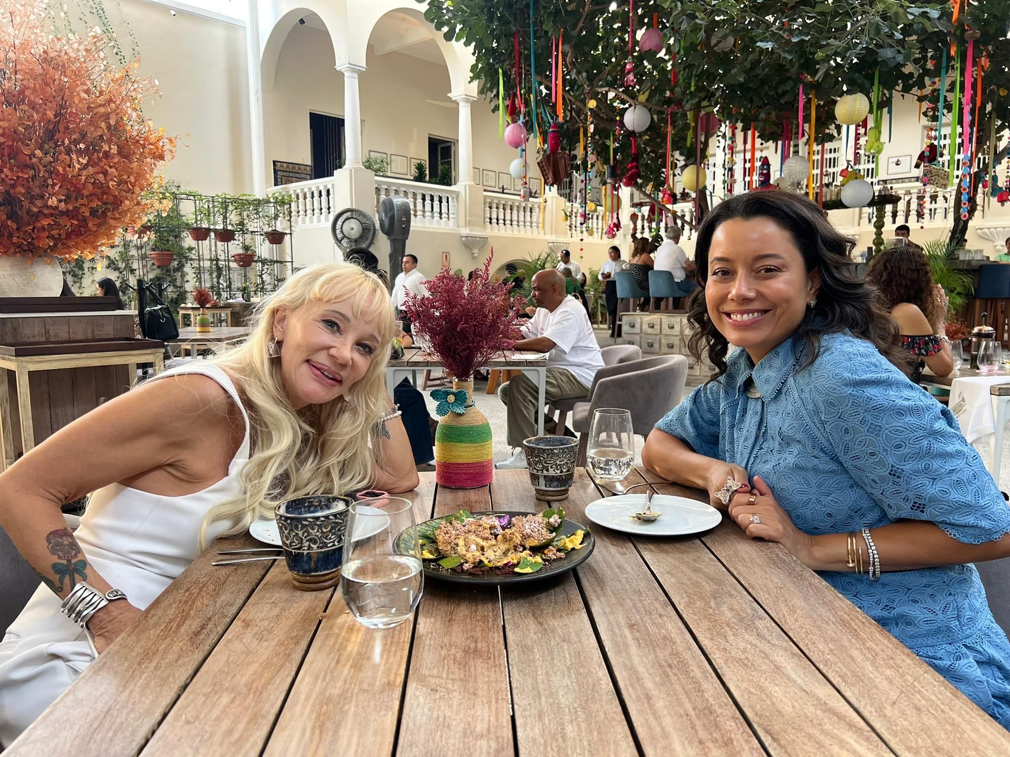 Daniela Filomeno em almoço com Astrid Gutsche, fundadora e confeiteira do Astrid y Gastón • CNN Viagem & Gastronomia