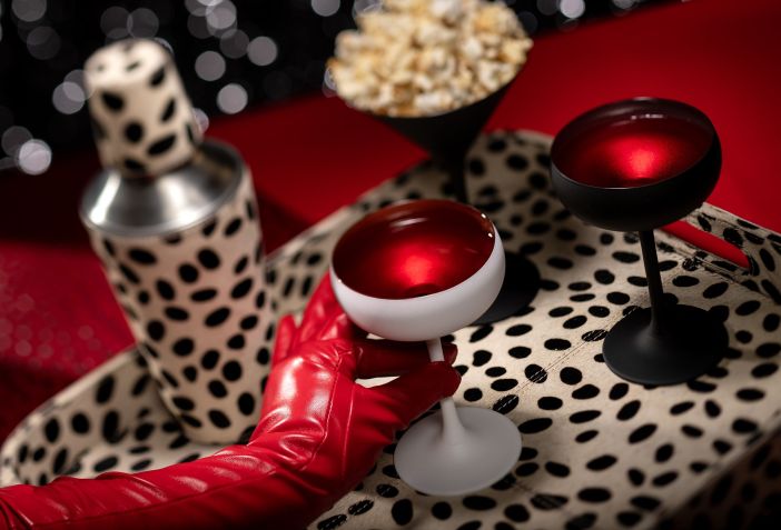 Drinque de tequila com infusão de morango e banana no bar só para adultos de Cruella De Vil • Divulgação