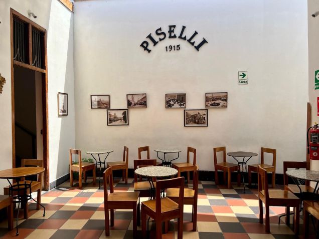 Interior da Bodega Piselli, bar tradicional em Barranco • CNN Viagem & Gastronomia