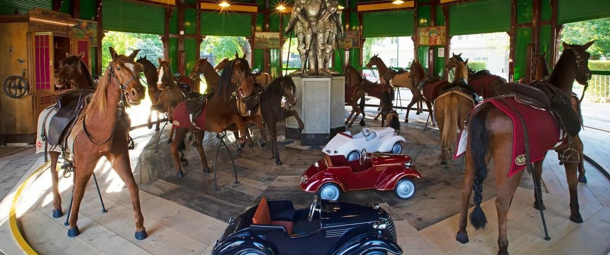 Letná Park tem gramados amplos e um carrossel histórico • Divulgação/Letná Park