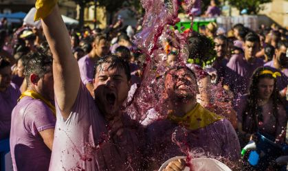Conheça cidade na Espanha onde é tradição moradores se encharcarem de vinho