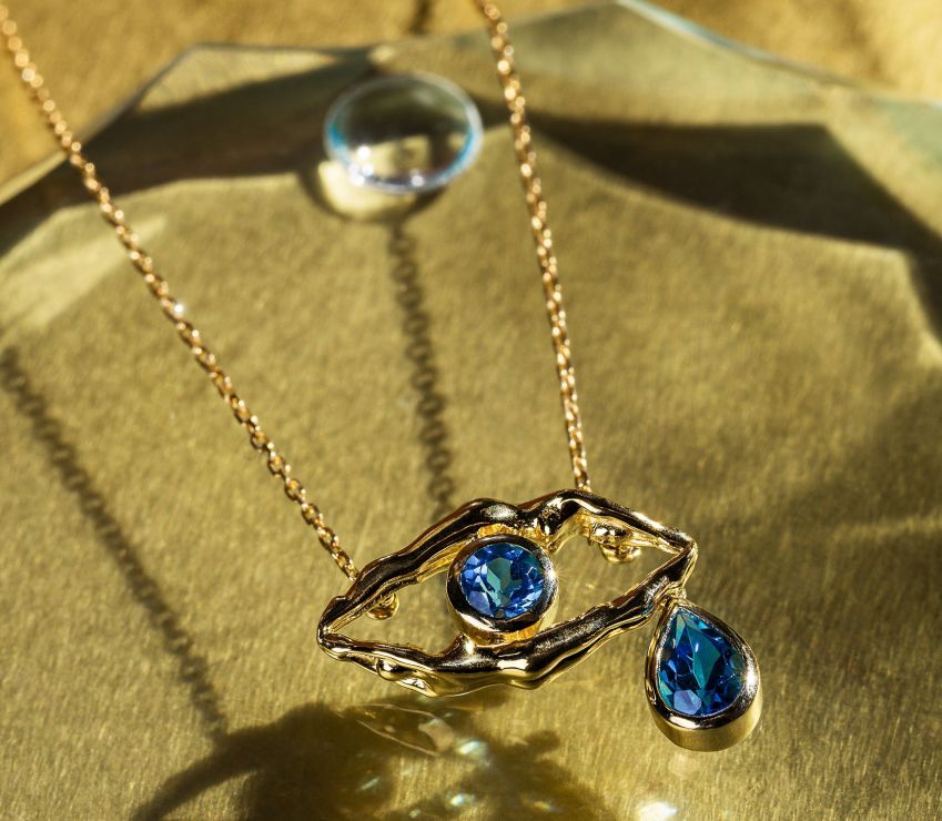 Colar de ouro 18 quilates com pingente adornado com pedras topázio swiss da designer Paola Vilas • Divulgação