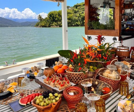 Sem Pressa é pequena embarcação com experiências gastronômicas nas águas de Paraty • Divulgação