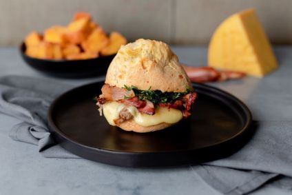 Pão de queijo recheado da Pão de Queijaria, em Belo Horizonte