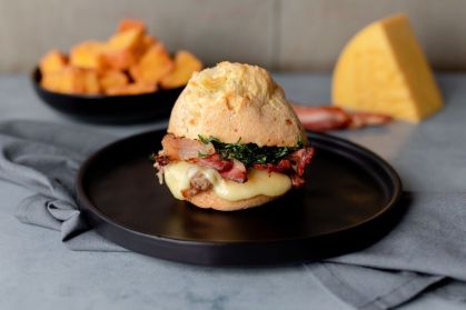 Pão de queijo recheado da Pão de Queijaria, em Belo Horizonte
