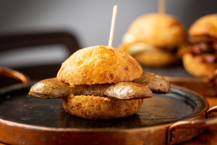 Pão de queijo recheado com linguiça é um dos sucessos do Minas Demais • Divulgação