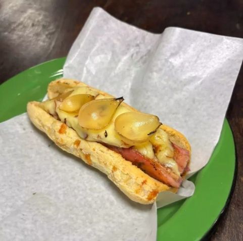 Choripão é pão de queijo em formato de pão de cachorro-quente • Divulgação