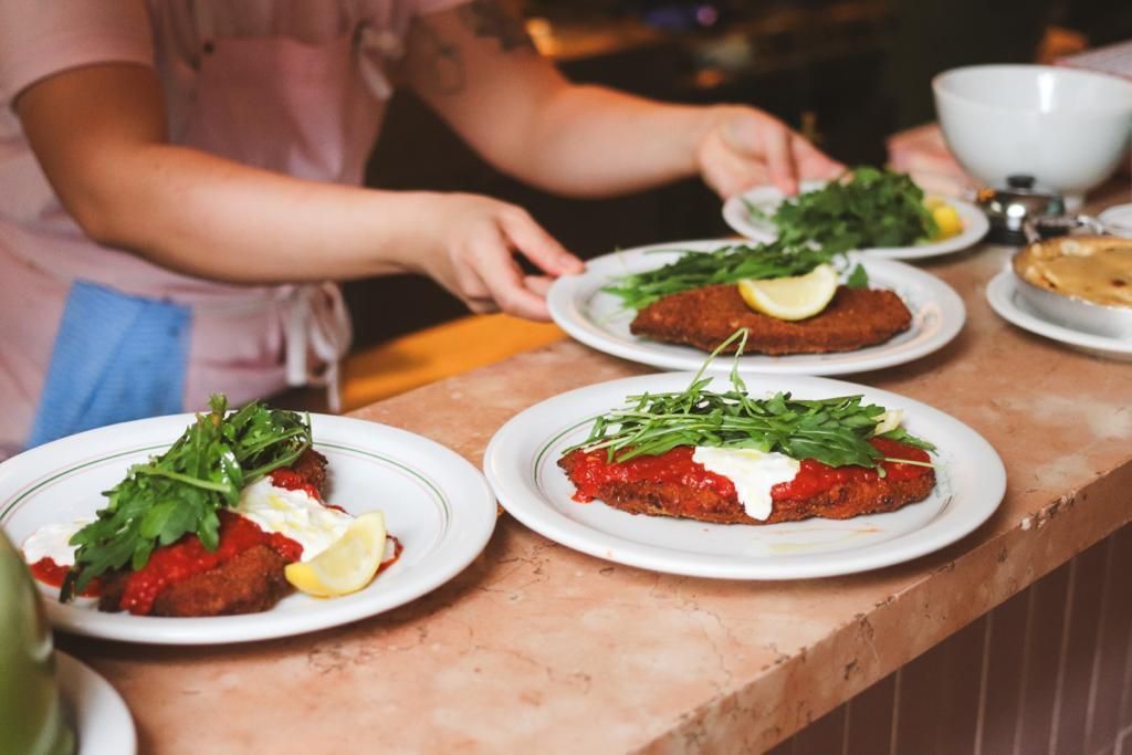 Onde comer parmegiana em São Paulo? Confira 15 locais imperdíveis, entre eles o Muquifo, que oferece o parmegiana da foto com burrata