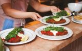 Onde comer parmegiana em São Paulo? Confira 15 locais imperdíveis, entre eles o Muquifo, que oferece o parmegiana da foto com burrata