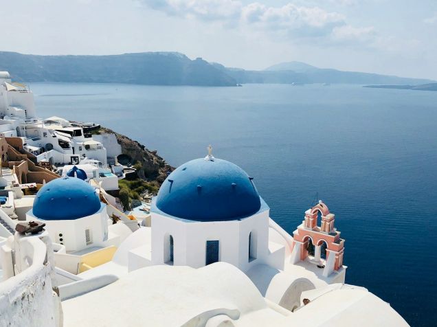 Cúpulas azuis e casinhas brancas são típicas em Santorini • Unsplash