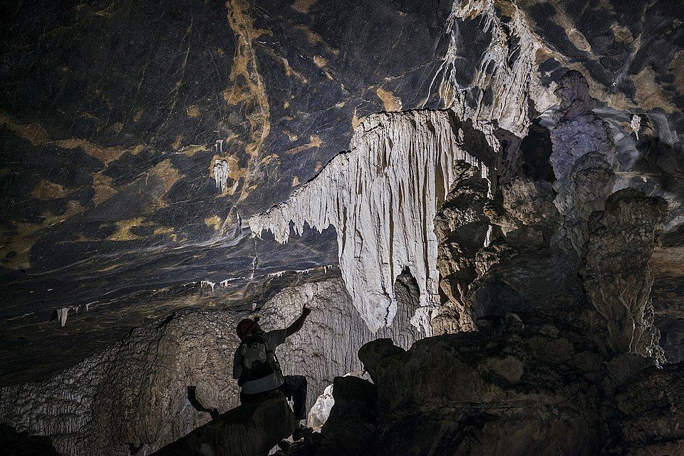 Caverna Alambari de Baixo tem percurso dentro d'água • Wikimedia commons