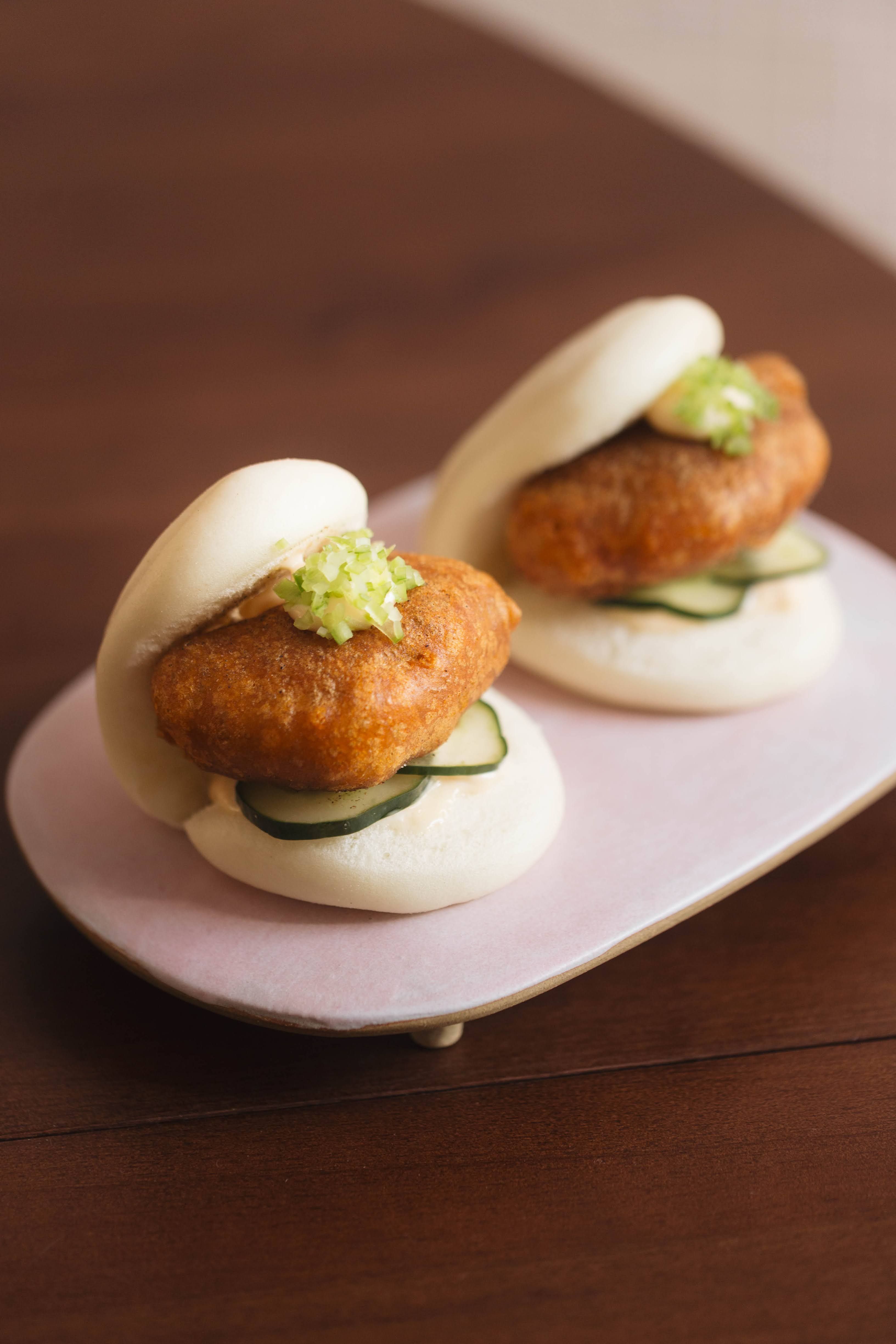 No Aiô, o bao é feito com peixe frito do dia, pimenta de cheiro, pepino e salsão • Nani Rodrigues