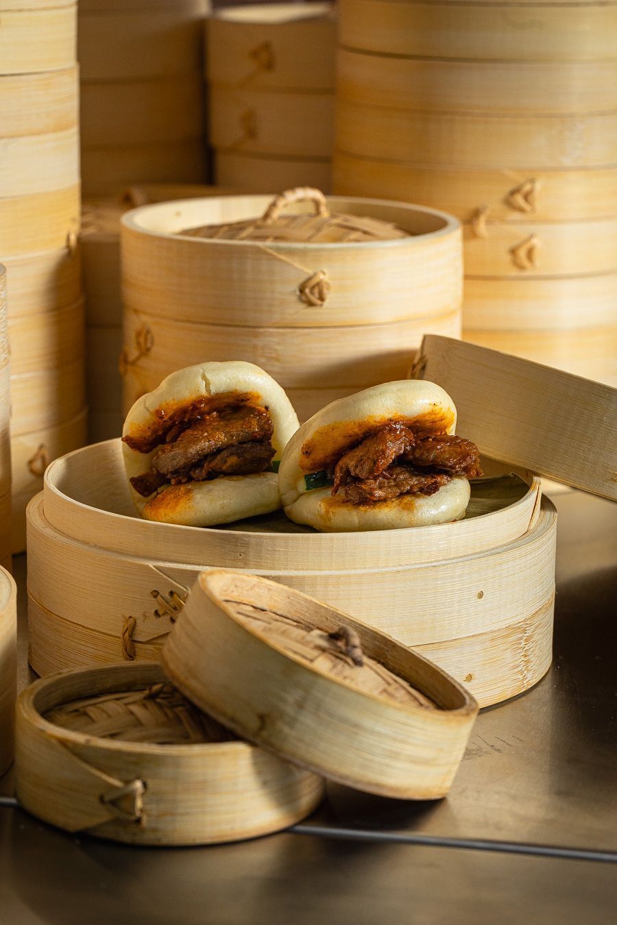 Clientes do Song QI encontram o Beef Bao Bun, feito com molho de pimenta preta • Divulgação
