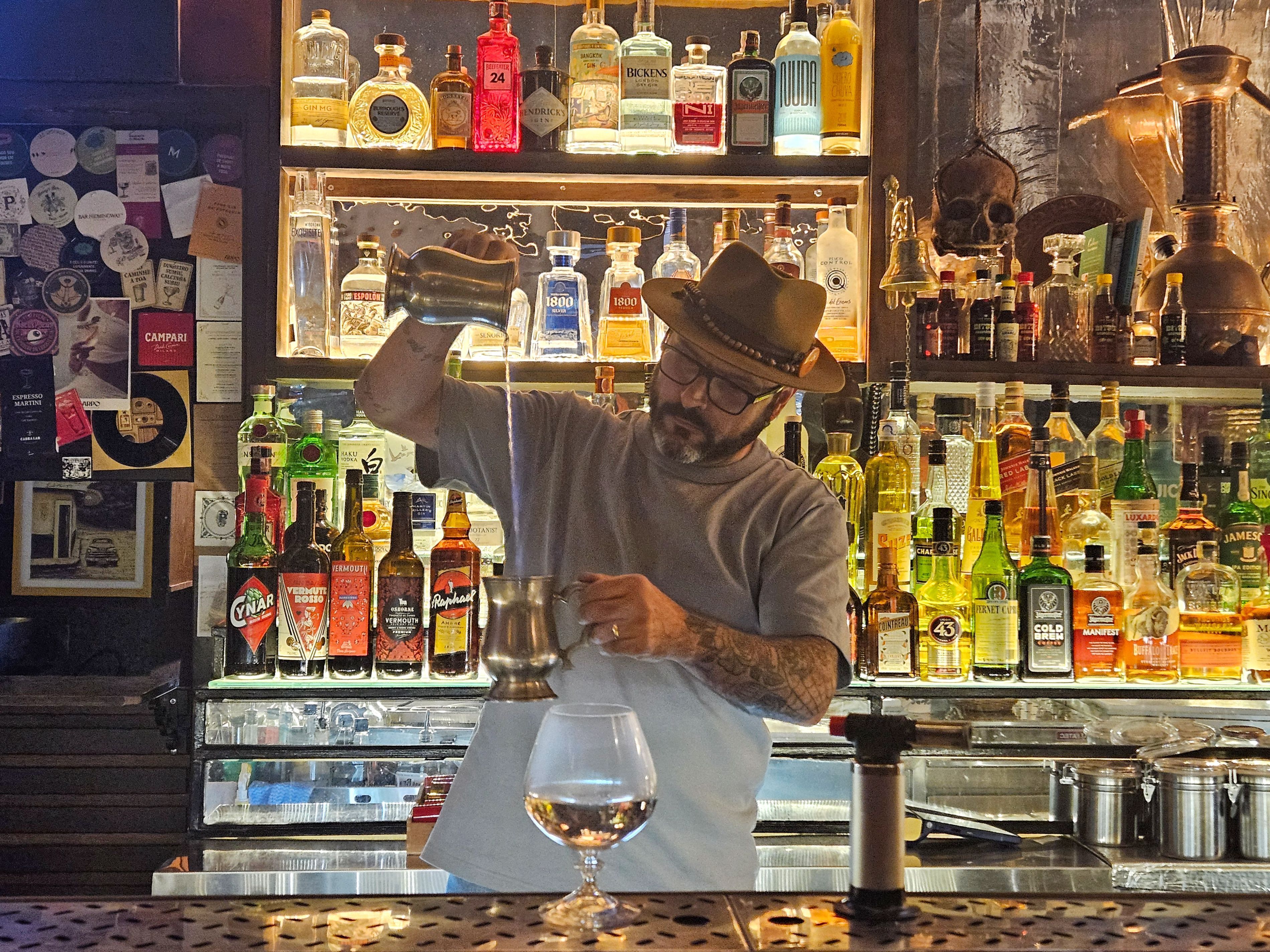 Mixologista Lelo Forti preparando um drinque no Blue Blazer, em Botafogo • Fabio Wright
