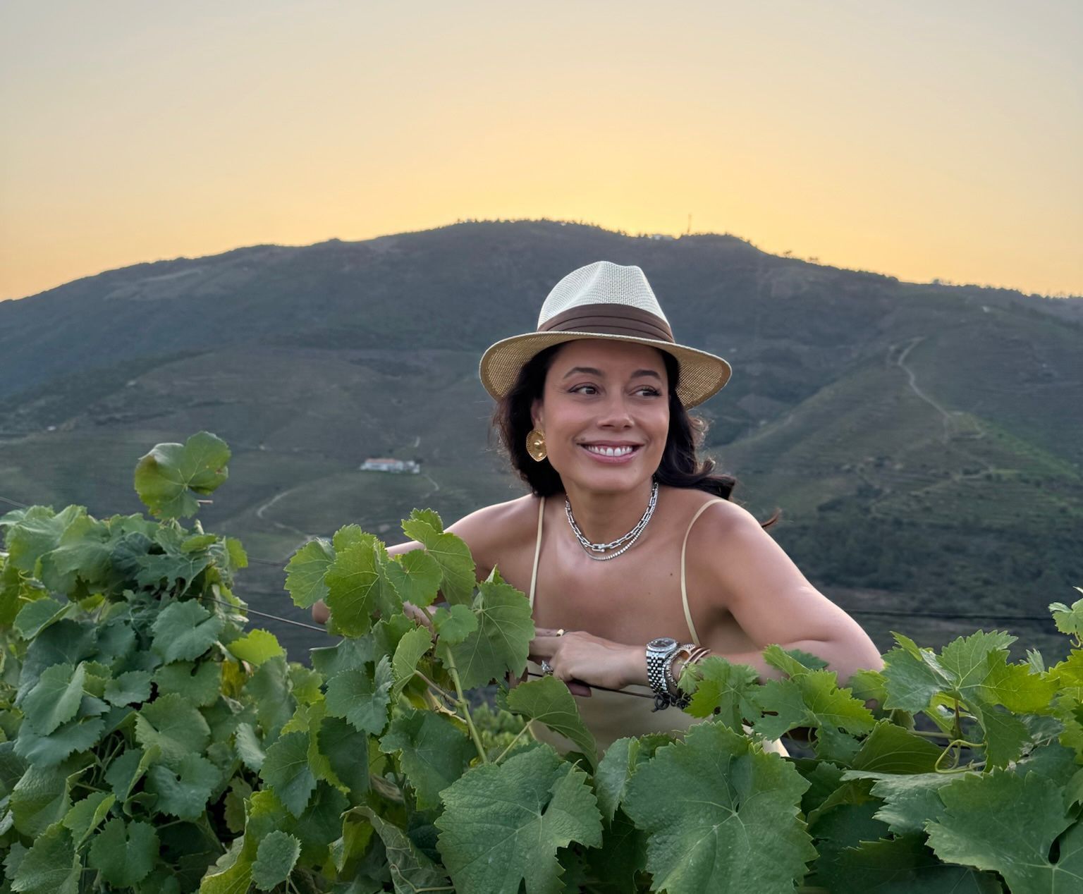 Daniela Filomeno nos vinhos da Menin, no Douro, em Portugal