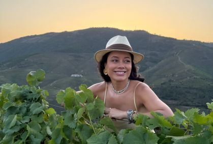 Daniela Filomeno curte pôr do sol nos vinhedos da Menin Douro Estates, na sub-região de Cima Corgo