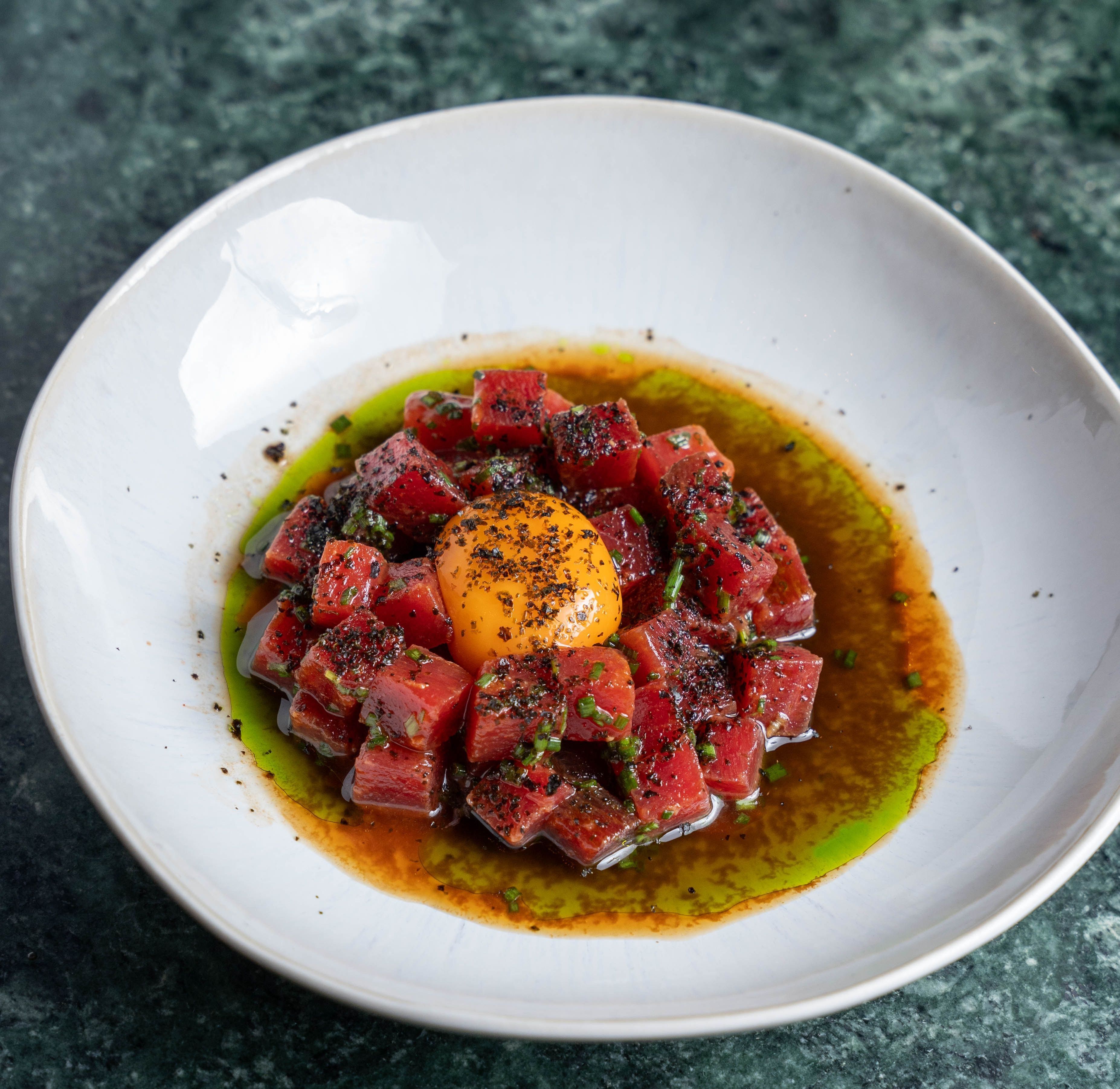 EsMercat_ Tartar de atum com gochujang , gema de ovo de codorna , cibullete e caviar black river