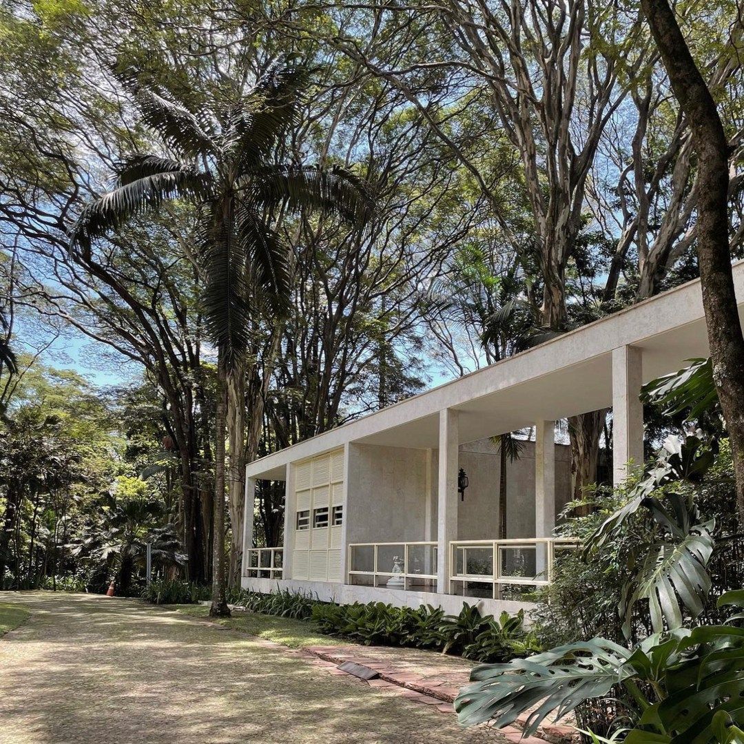 Projetada em 1950, casa é cercada por um parque de 75 mil m² • Reprodução/Facebook