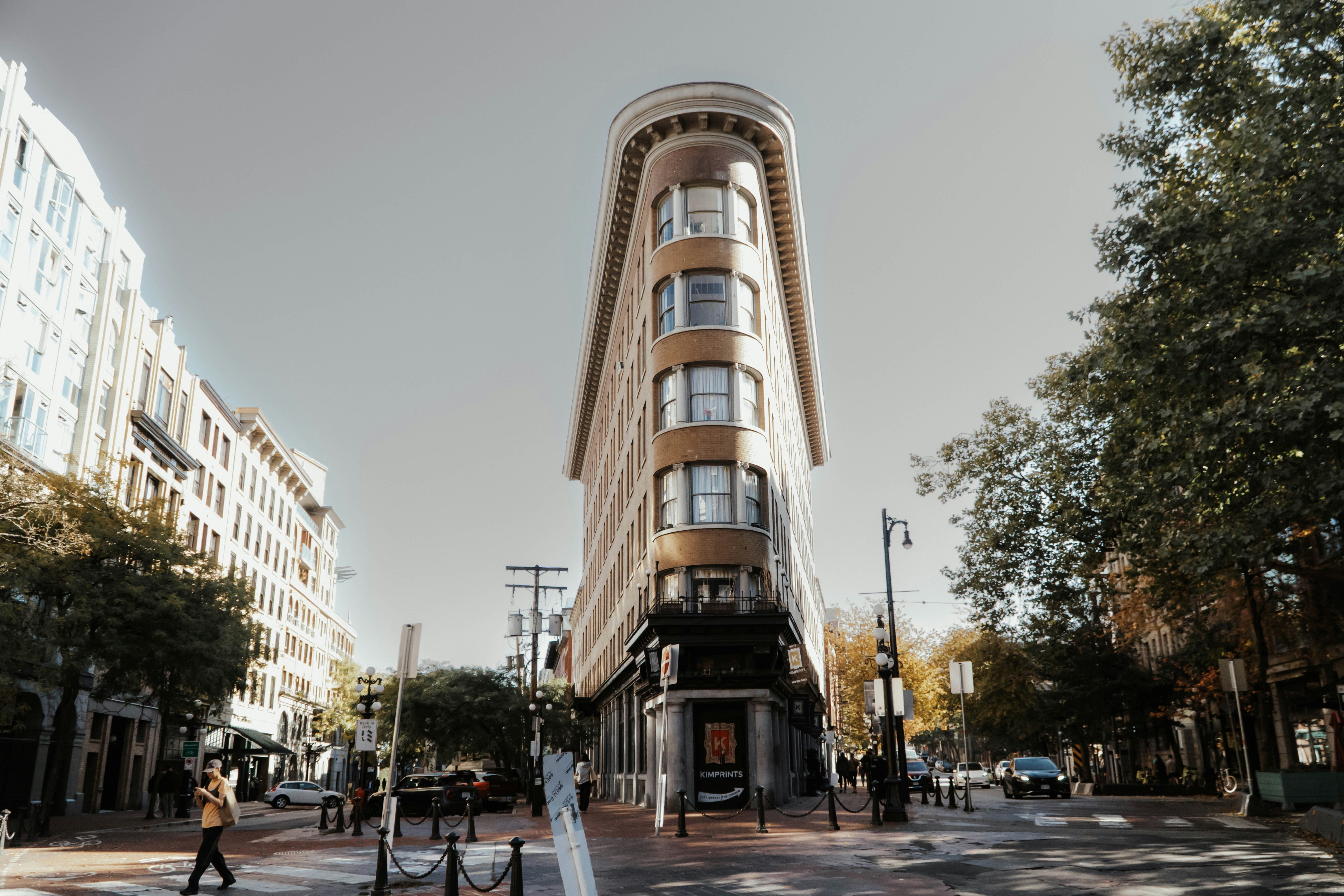 Gastown é um bairro vibrante que une o velho e o novo em Vancouver • Unsplash/Katt Galvan