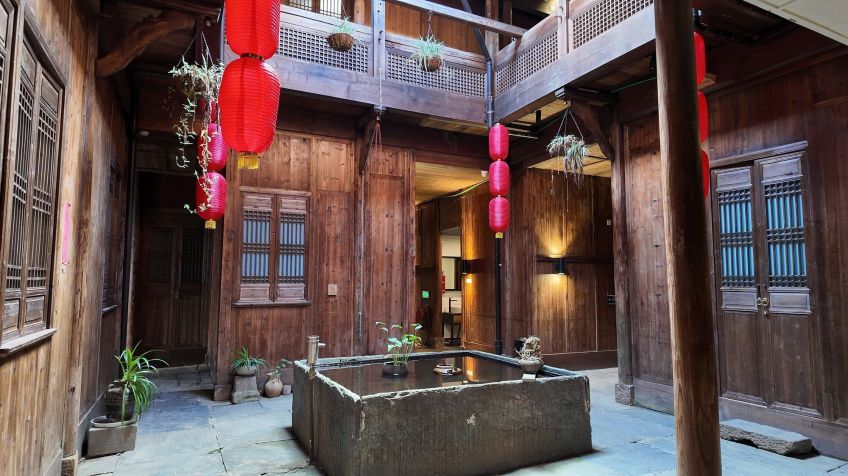 O hotel Skywells, com 24 quartos, ocupa uma casa tradicional em estilo Huizhou • Tracy You via CNN Newsource