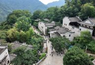Trens-bala da China levam turistas a vilarejo de 1.200 anos em poucas horas