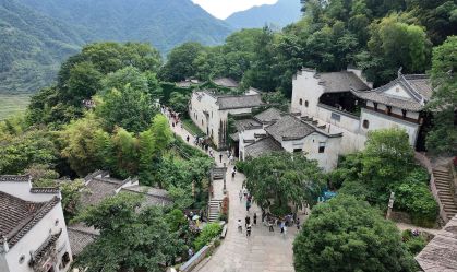 Trens-bala da China levam turistas a vilarejo de 1.200 anos em poucas horas