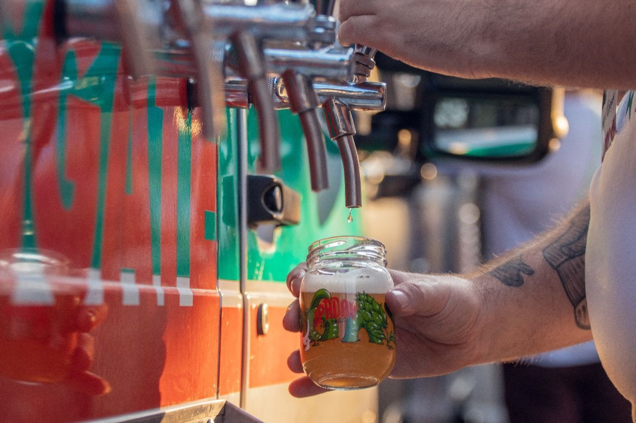 Copo de cerveja do IPA Day, festival que ocorre em São Paulo