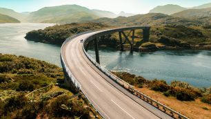 Rodovia na Escócia vira pesadelo turístico após viralizar nas redes sociais