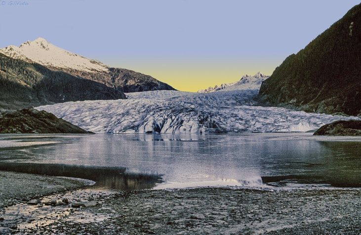 Mendenhall Glacier é uma geleira com quase 22 km extensão • Wikimedia commons/gillfoto