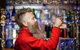 O “sommelier” de águas Doran Binder elaborou o cardápio de águas para o restaurante de estilo francês no norte da Inglaterra