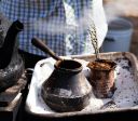 Entenda tradição da Turquia, onde pó de café revela segredos do destino