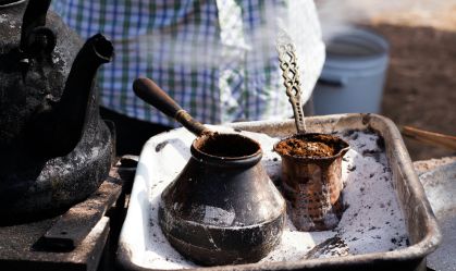 Entenda tradição da Turquia, onde pó de café revela segredos do destino