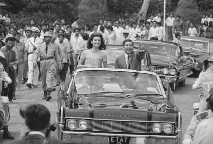 Jacqueline Kennedy e o chefe de Estado Norodom Sihanouk