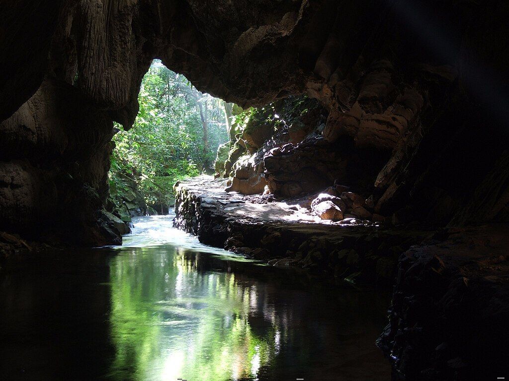 Caverna do Santana tem caminhada interna e externa de níveis fáceis • Wikimedia Commons
