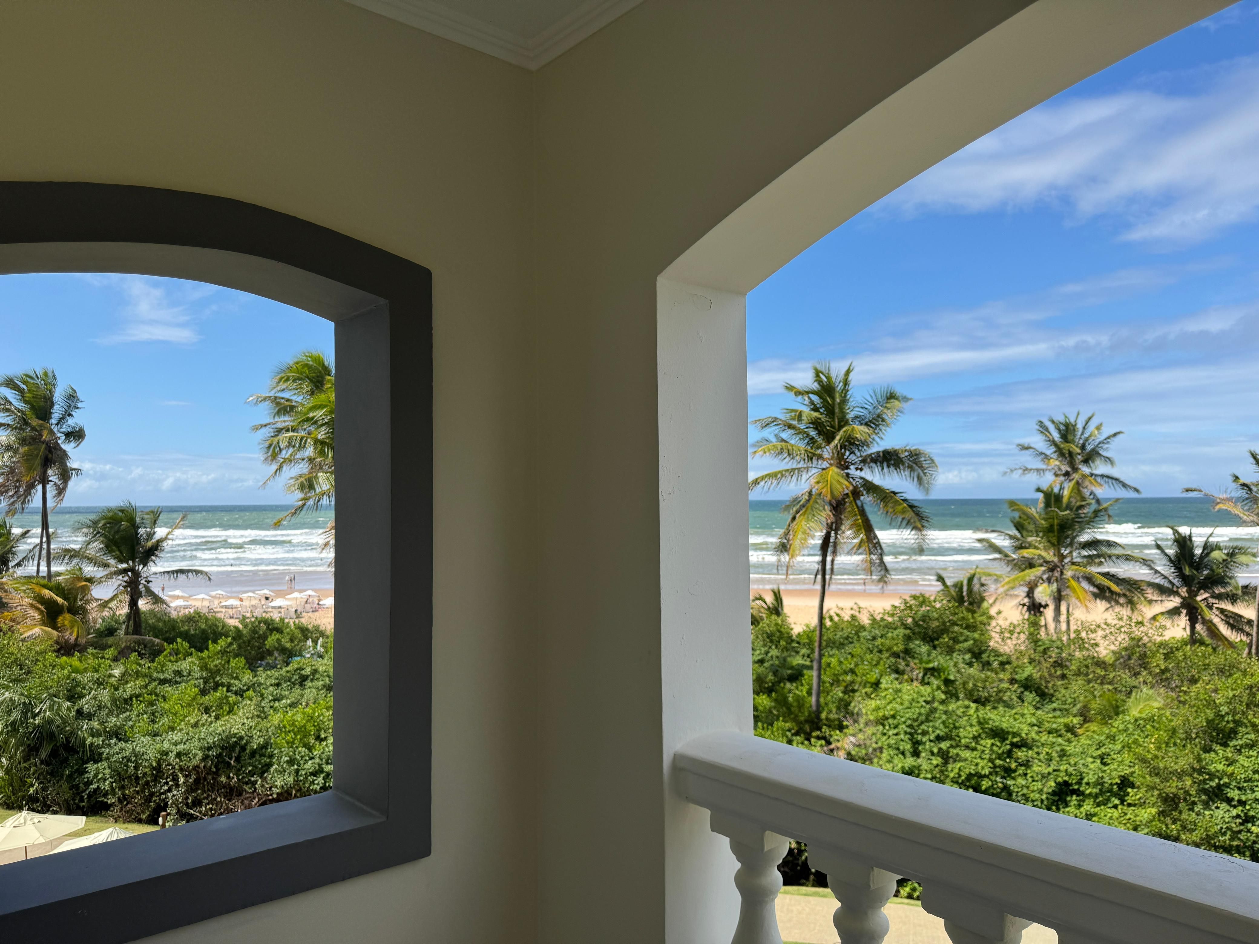 Varanda de uma das suítes do Sol Grand Premium enquadra a mata e o mar • Saulo Tafarelo