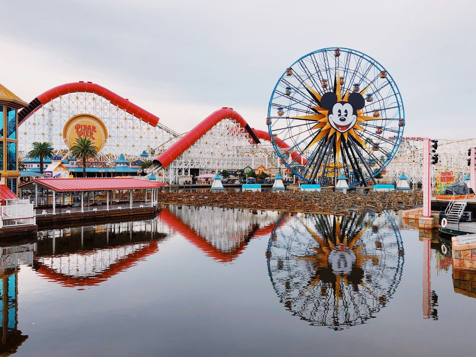Atração no parque temático Disney California Adventure Park • Brandi Alexandra/Unsplash