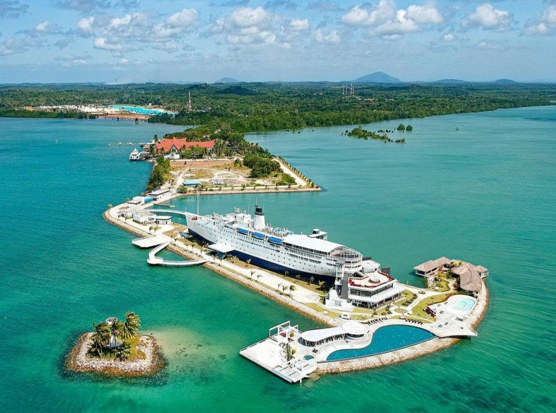 Doulos Phos Ship Hotel