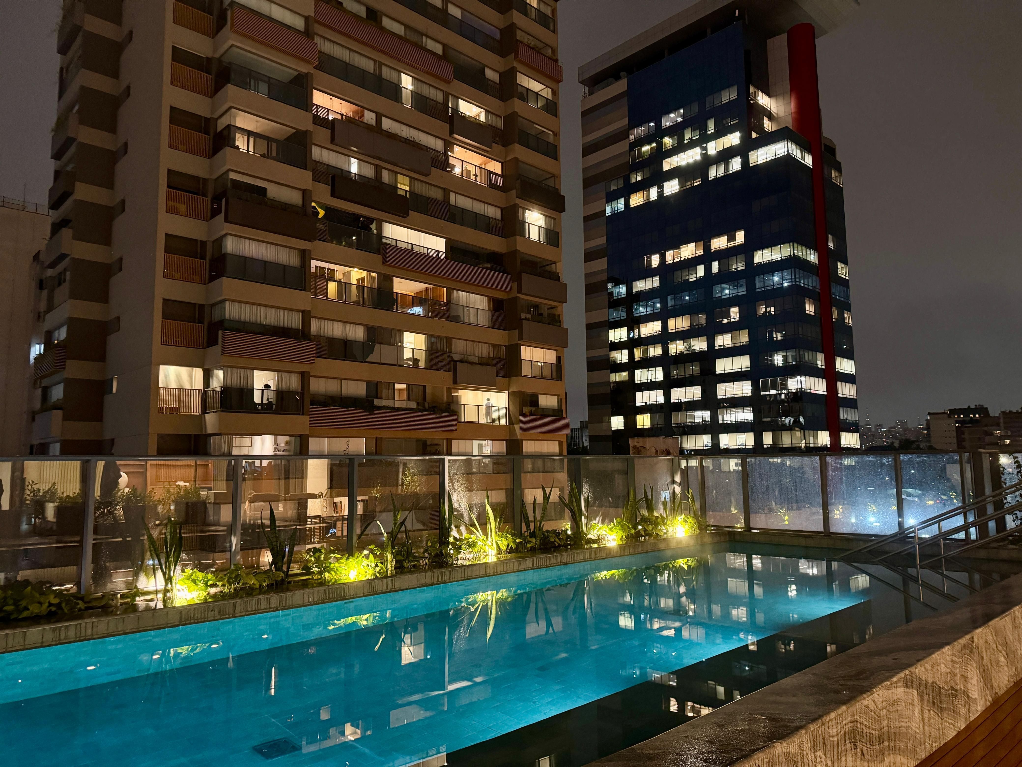 Piscina fica em deque ao ar livre no terceiro andar, o mesmo da área fitness • Saulo Tafarelo