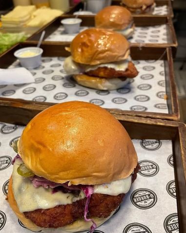 Q-Burger tem lanches com carne 100% Angus certificada • Instagram/Q-Burger