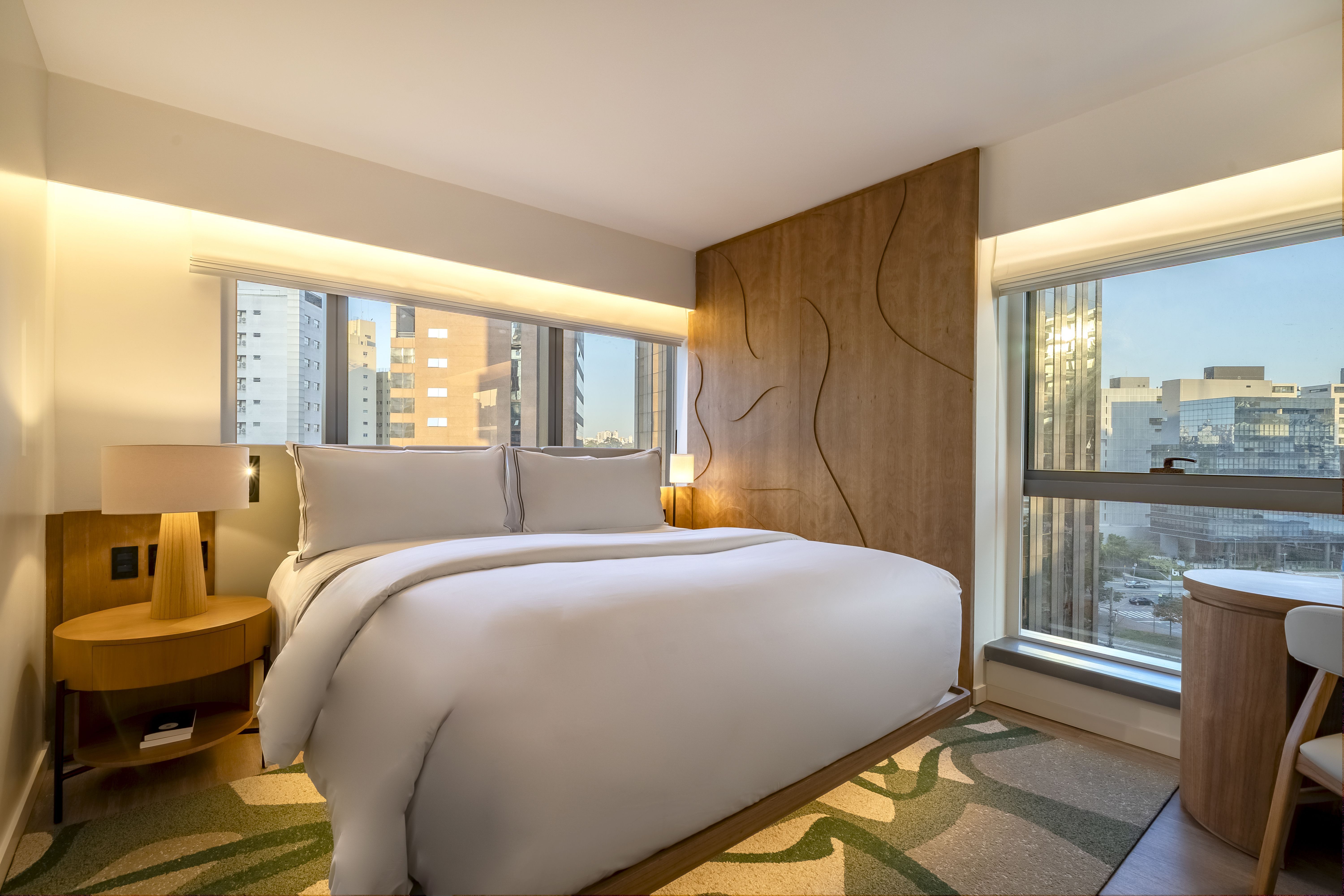 Acomodações possuem detalhes que deixam estadia mais aconchegante e até cama de marca própria do hotel • Tadeu Brunelli