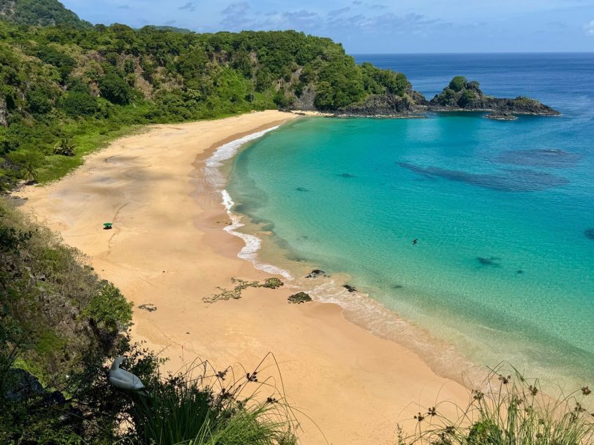 Praia do Sancho está constantemente em listas das praias mais bonitas do mundo • CNN Viagem & Gastronomia