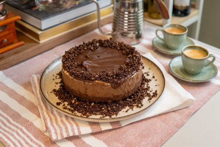 Veja como fazer torta três mousses com camadas de chocolate branco, ao leite e meio amargo • Divulgação