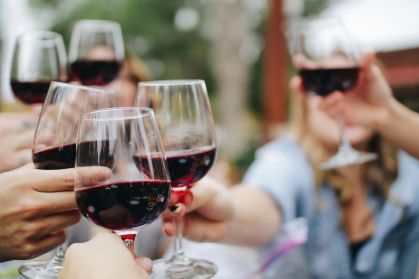 Brinde com taças de vinhos