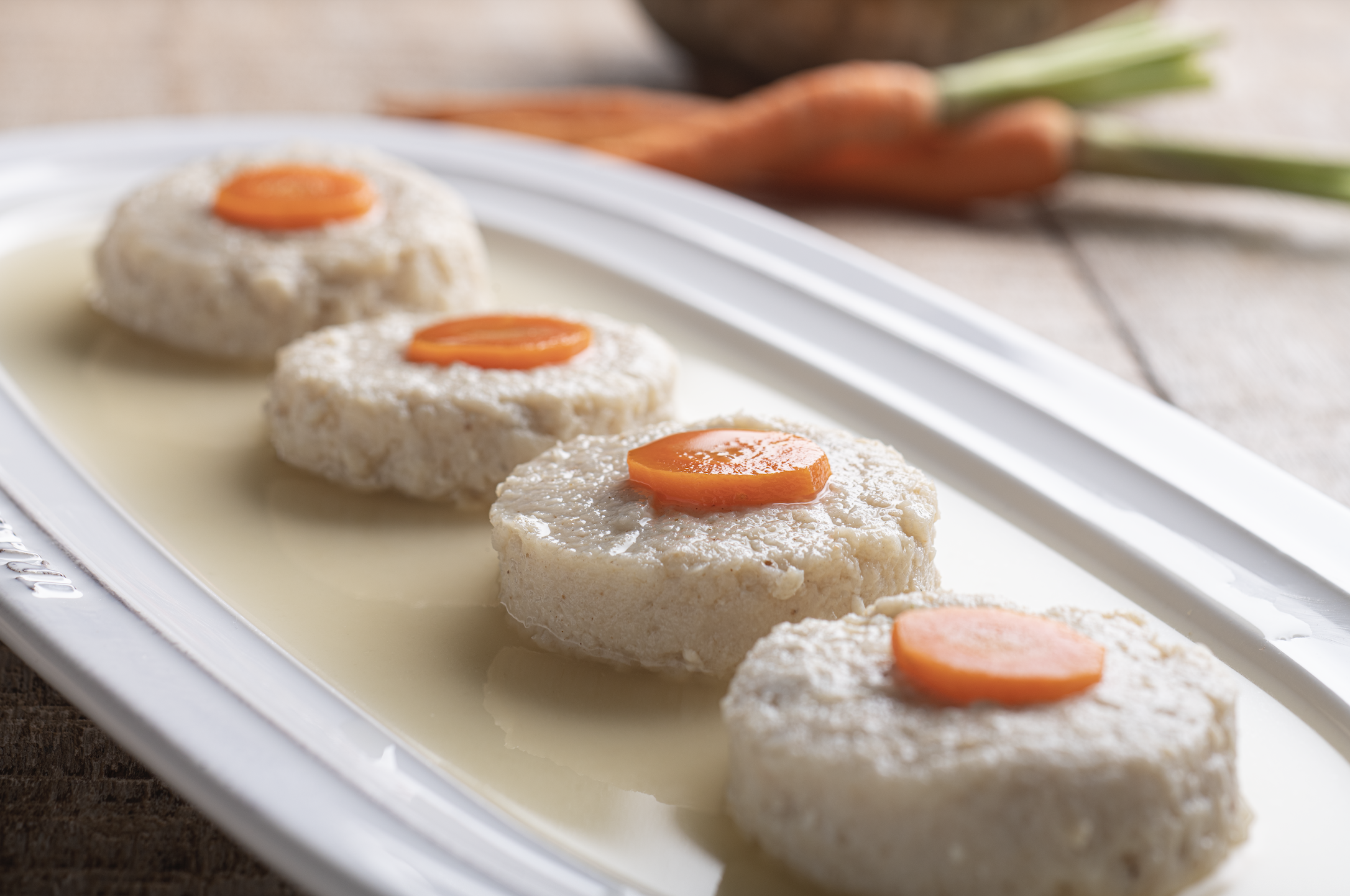 Gefilte Fish, bolinho de peixe fresco cozido em caldo de peixe