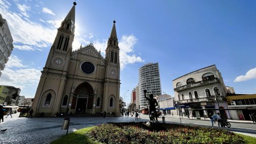 Catedral Basílica e estátua do Cacique Tindiquera em Curitiba