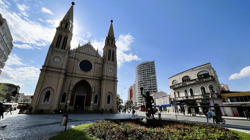 Praça Tiradentes, no centro de Curitiba, com destaque para a Catedral e a estátua do Cacique Tindiquera • Divulgação