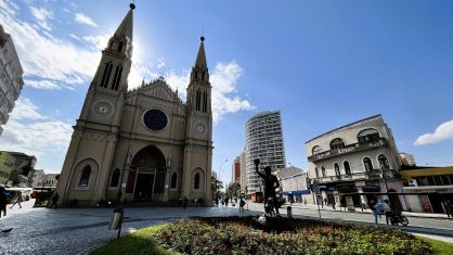 Catedral Basílica e estátua do Cacique Tindiquera em Curitiba