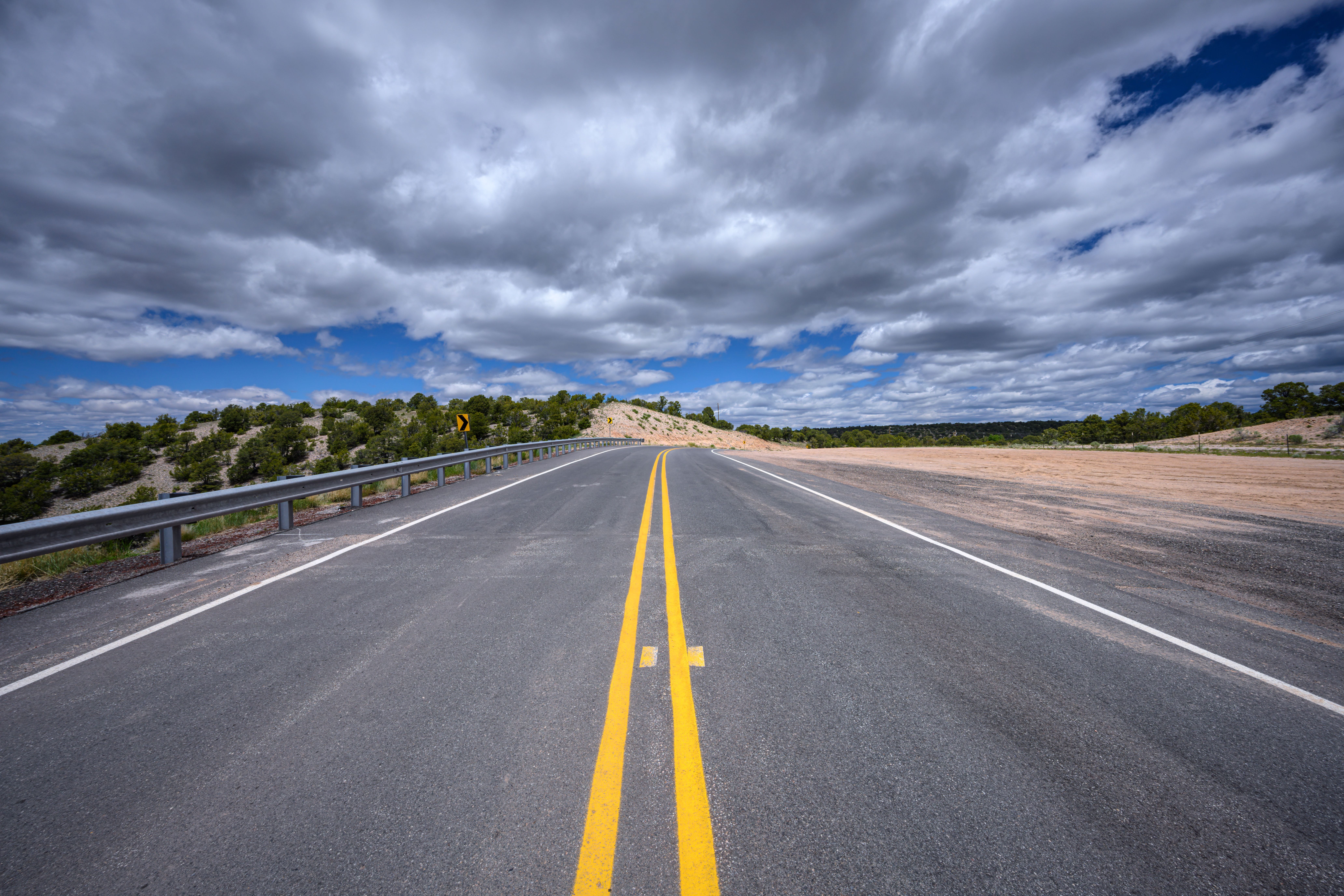 High Road to Taos Scenic Byway tem formações desérticas às margens do Rio Nambe • Diana Robinson Photography/Getty Images